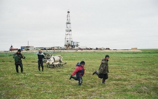stammler-children-from-camp-2-playing-on-a-pasture-close-to-an-oil-rig-on-the-toravei-deposit-nenets-ao-barents-region-russia