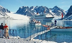 high-class-cruise-tourism-magdalenefjord-spitzbergen-svalbard_1497-2170x1420px.jpg
