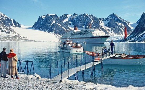 high-class-cruise-tourism-magdalenefjord-spitzbergen-svalbard_1497-2170x1420px.jpg