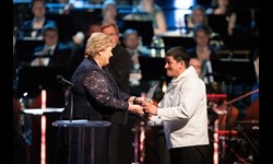 Per Ole Frederiksen on behalf of The Natural Resource Council of Attu on the west coast of Greenland receiving the Nordic Council Environment Prize for 2018 from Norwegian prime minister Erna Solberg.  PHOTO: Johannes Jansson/norden.org 