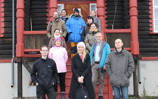 BANHE UiT students and teachers standing on the stairs to the museum of the Strand boarding school for Kven and Sámi youth in Pasvik, East- Finnmark Norway.  PHOTO: Helge Flick