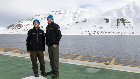Jeff Welker and Valtteri Hyöky on the deck of the icebreaker Oden.