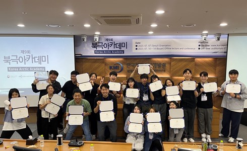 All participants with their graduation certificates.