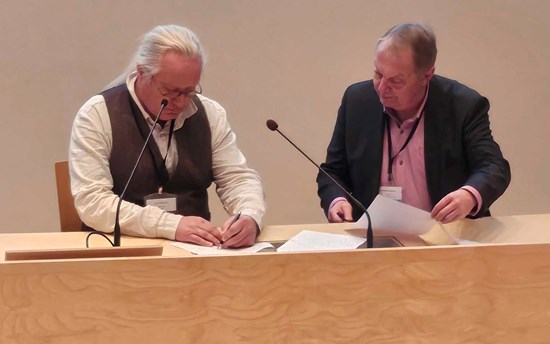 Lars Kullerud, the UArctic President and Markku Heikillä, the Head of Science Communications of the Arctic Centre, University of Lapland in the signing event