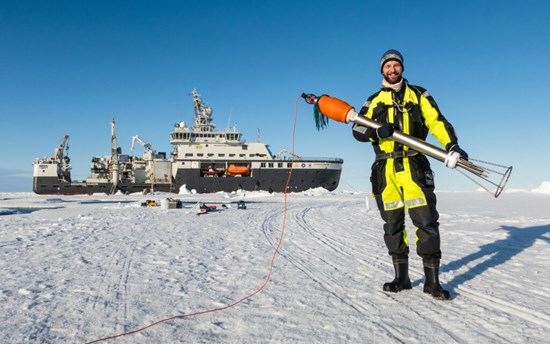 Deployment of the Norwegian Polar Institute’s deepest (4200 m) and northernmost (86° 32’ N) mooring “Amundsen-1” from the research vessel Kronprins Haakon though a small lead in the sea ice on 7 August 2022.  PHOTO: Trine Lise Sviggum Helgerud / Norwegian Polar Institute